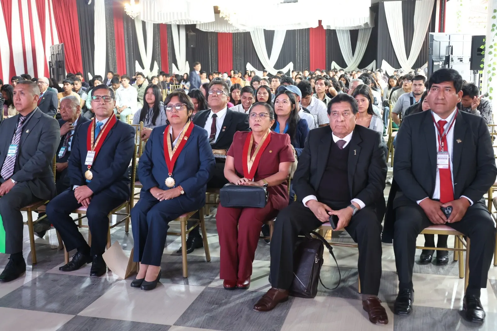 Autoridades y estudiantes en el auditorio durante una ponencia