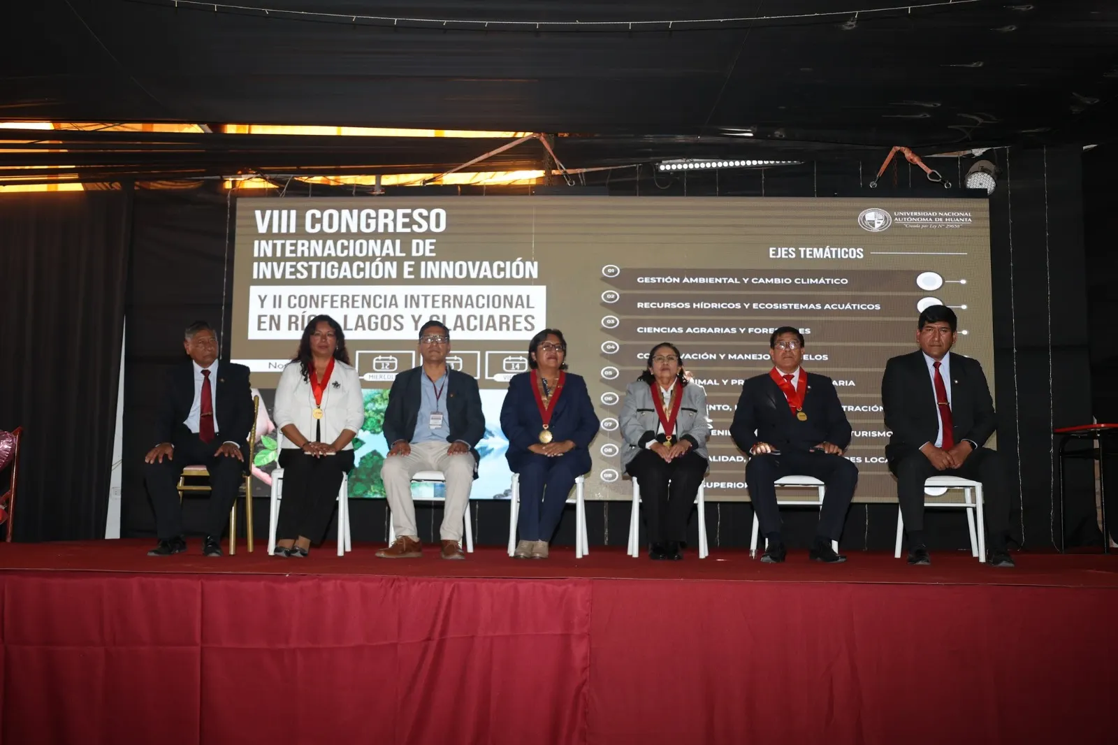 Mesa de honor con autoridades de la UNAH en el escenario