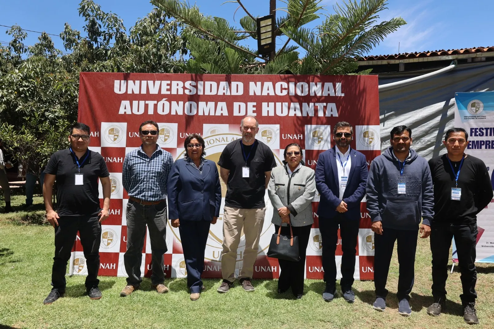 Ponentes y autoridades frente al panel de la UNAH