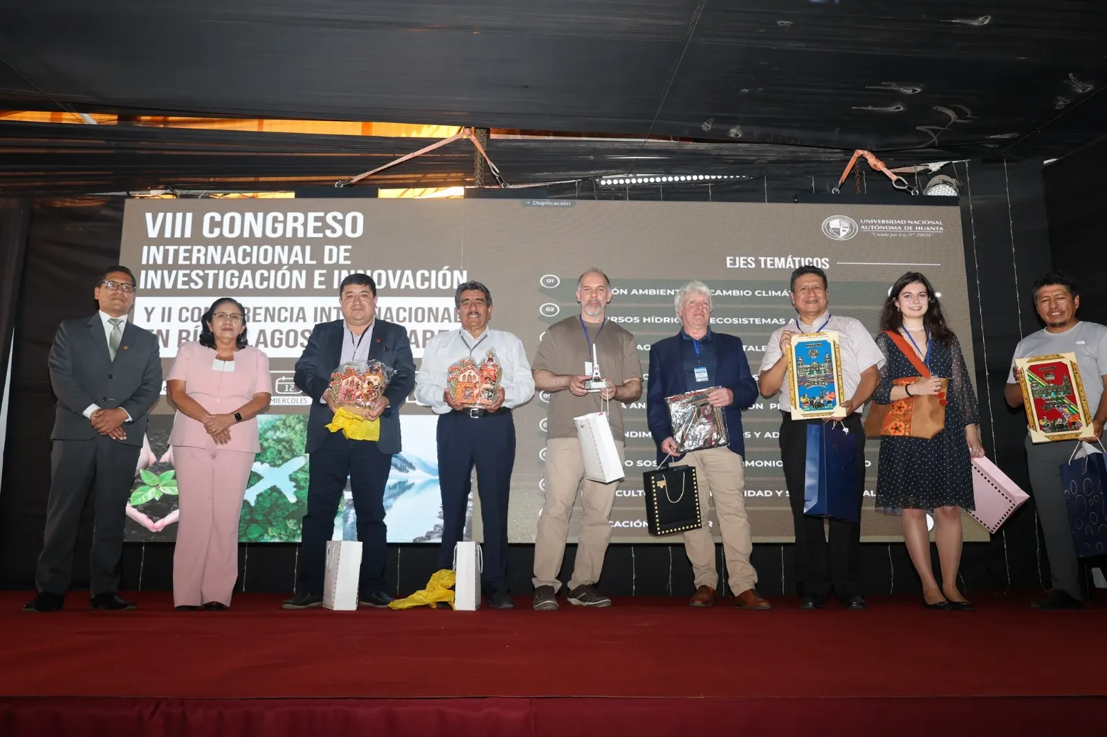 Ponentes internacionales reciben reconocimientos en el escenario del VIII COINNOVA