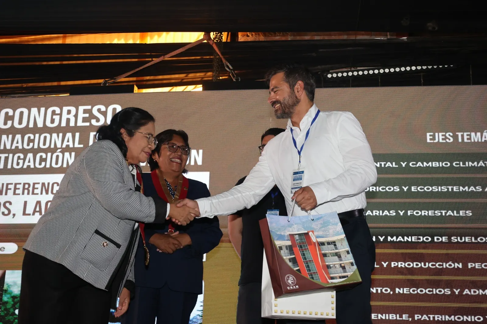 Autoridad de la UNAH entrega un presente a un ponente invitado
